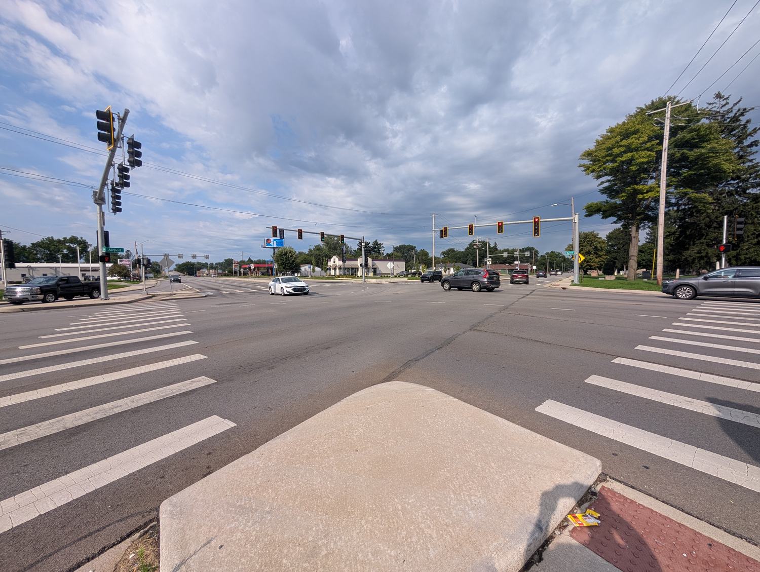A wide view of the Airport Highway and South Byrne Road intersection in Toledo. / Vista amplia del cruce de Airport Highway y South Byrne Road, en Toledo.