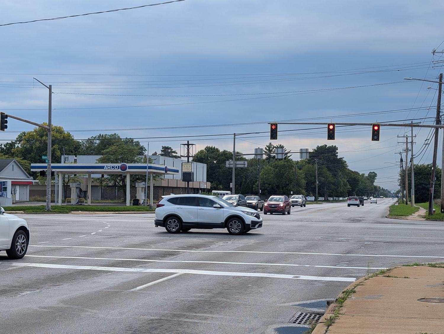 The Hill Avenue and South Byrne Road intersection in Toledo. / El cruce de Hill Avenue y South Byrne Road, en Toledo.