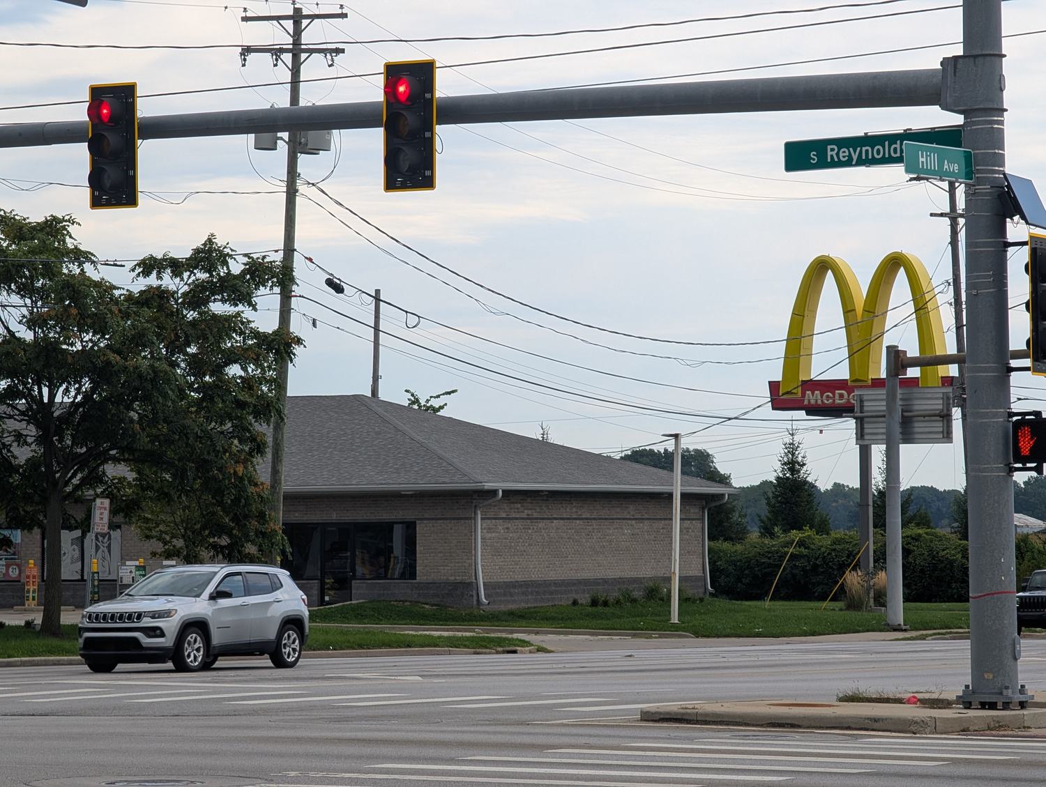 The Hill Avenue and South Reynolds Road intersection in Toledo. / El cruce de Hill Avenue y South Reynolds Road, en Toledo.