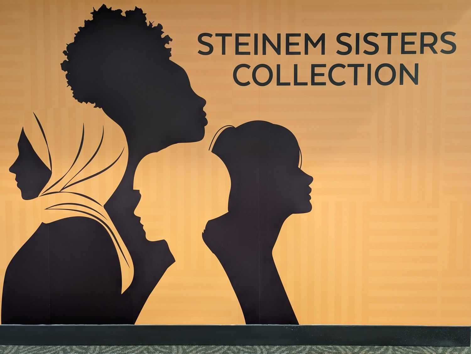 The Steinem Sisters Collection mural at the Main Library in Toledo. / El mural de la Colección Steinem Sisters en la Biblioteca Principal de Toledo.
