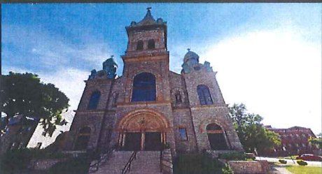 Sacred Heart church, a stone church with twin domed towers / La iglesia de Sacred Heart, de piedra, con dos torres con cúpula