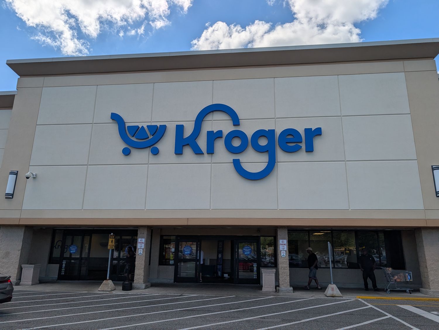 The Kroger supermarket at Monroe Street and Secor Road in Toledo, seen from the parking lot / El supermercado Kroger de Monroe Street y Secor Road, en Toledo, visto desde el estacionamiento