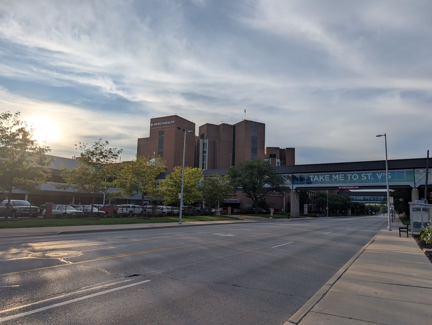 Mercy Health St. Vincent Medical Center campus on Cherry Street in Toledo at sunrise / El campus de Mercy Health St. Vincent Medical Center en Cherry Street, Toledo, al amanecer