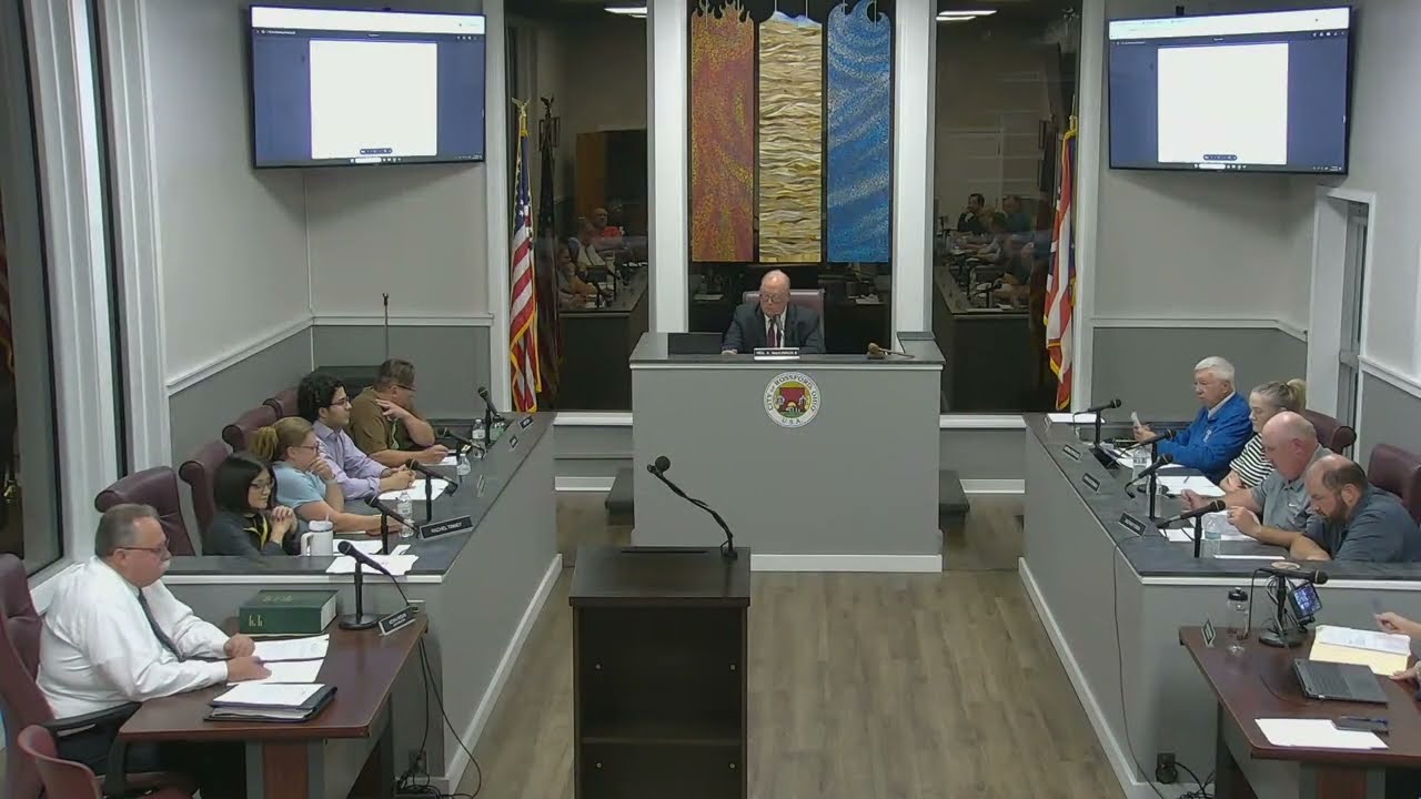 Rossford City Council members at the dais and city staff at tables in the council chamber / Integrantes del Concejo Municipal de Rossford en el estrado y personal de la ciudad en mesas en la sala del concejo