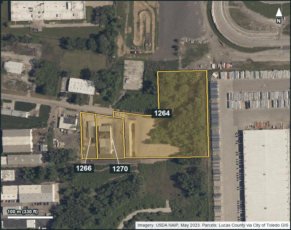 Aerial photo of three outlined parcels on Progress Avenue in north Toledo, labeled 1264, 1266 and 1270 / Foto aérea de tres parcelas delineadas en Progress Avenue, en el norte de Toledo, marcadas 1264, 1266 y 1270