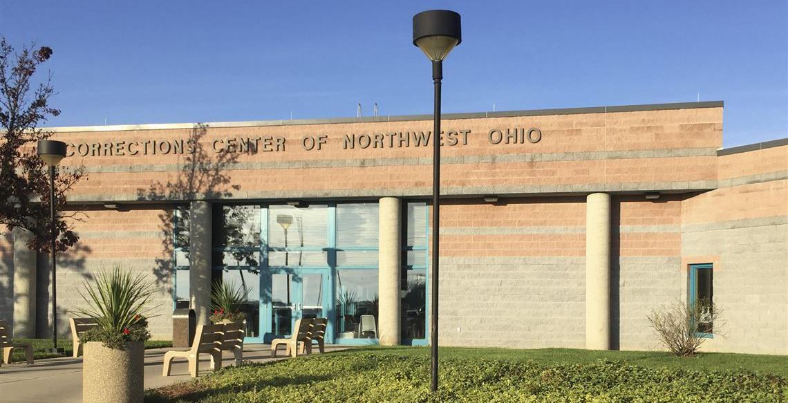 Entrance to the Corrections Center of Northwest Ohio in Stryker / Entrada del centro correccional regional en Stryker